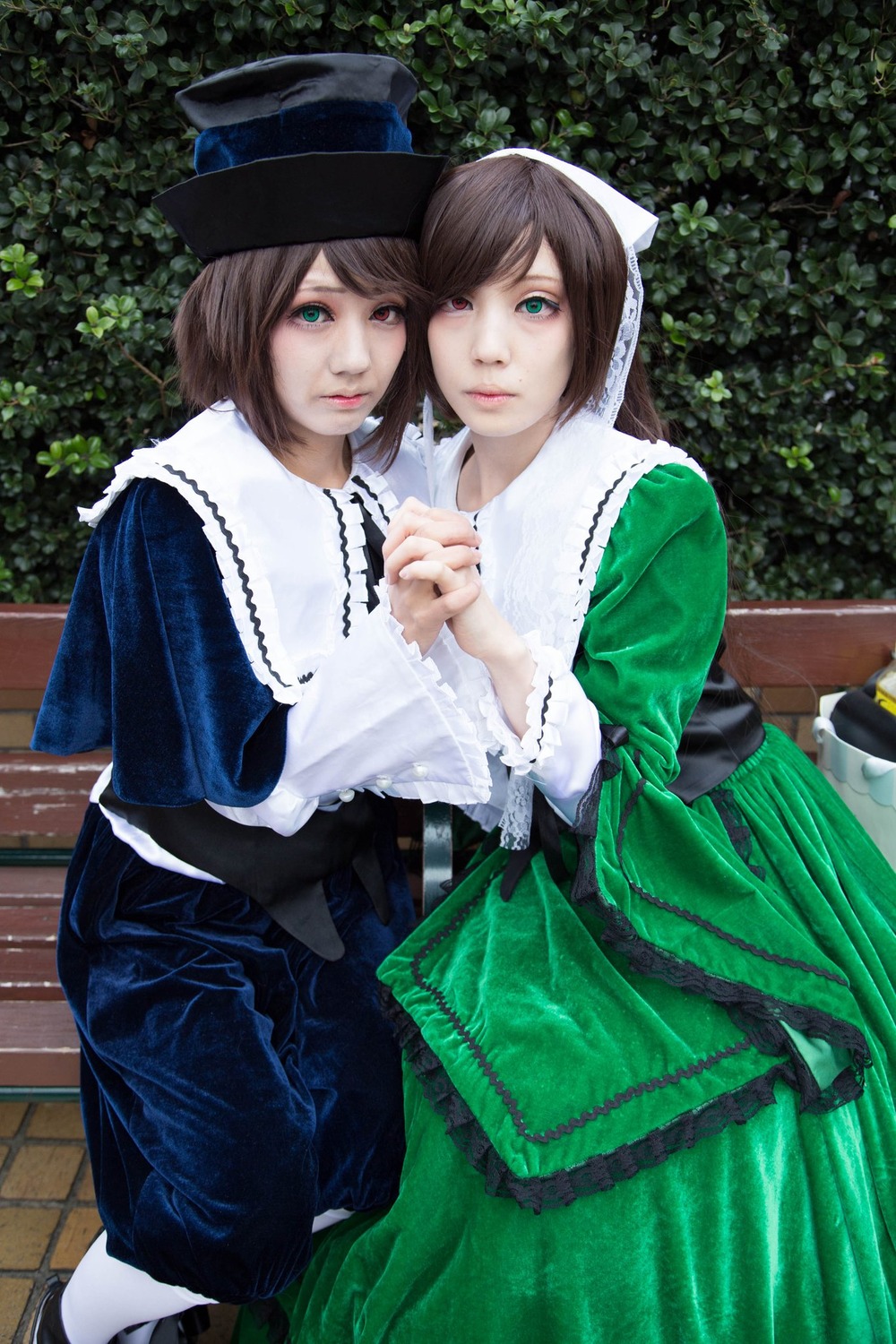 2girls blue_dress brown_hair capelet dress green_dress green_eyes hat heterochromia holding_hands interlocked_fingers long_hair looking_at_viewer multiple_cosplay multiple_girls red_eyes short_hair siblings sisters souseiseki suiseiseki swept_bangs tagme top_hat twins white_legwear