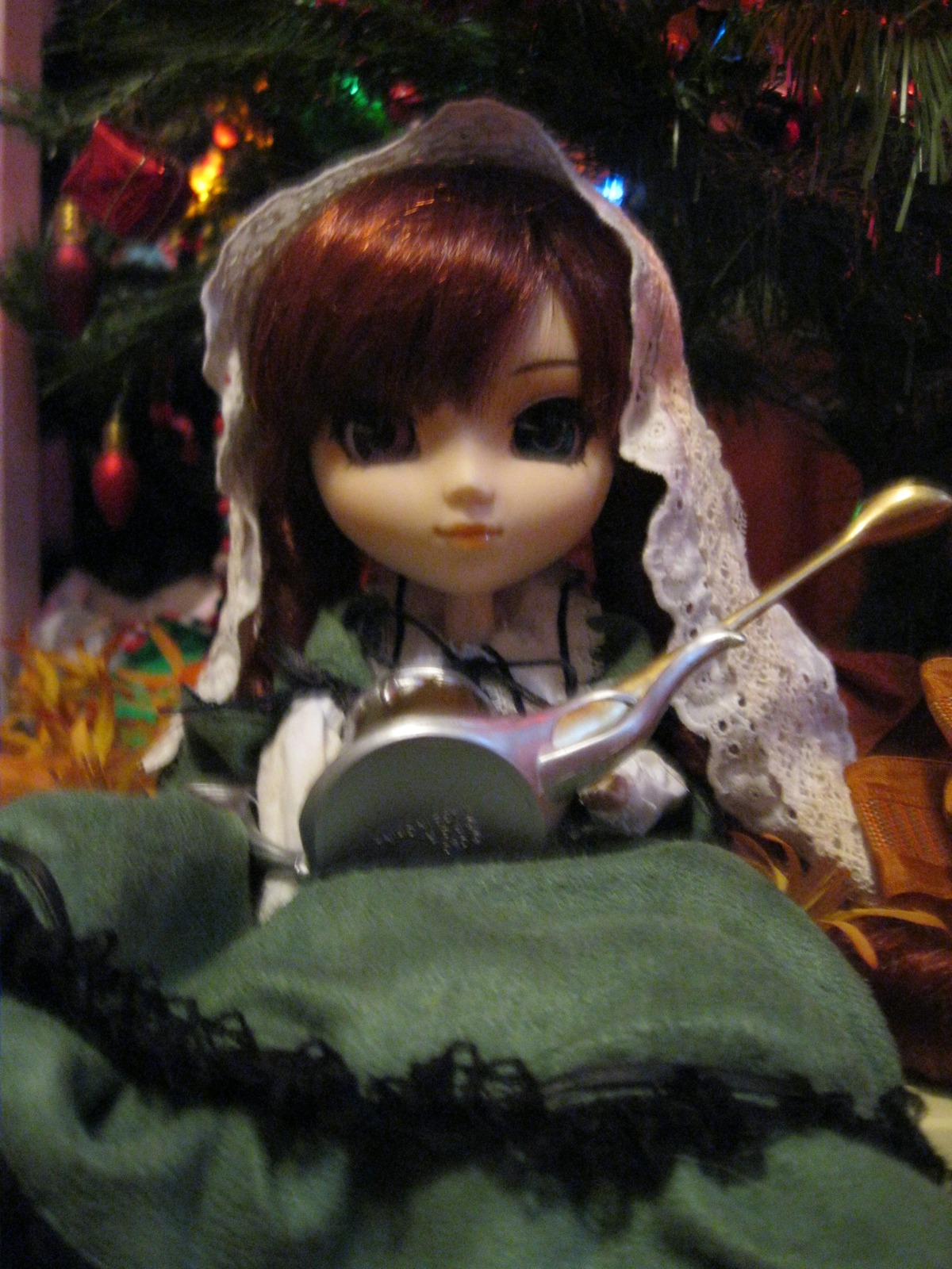 1girl black_eyes brown_hair christmas christmas_tree doll looking_at_viewer solo suiseiseki