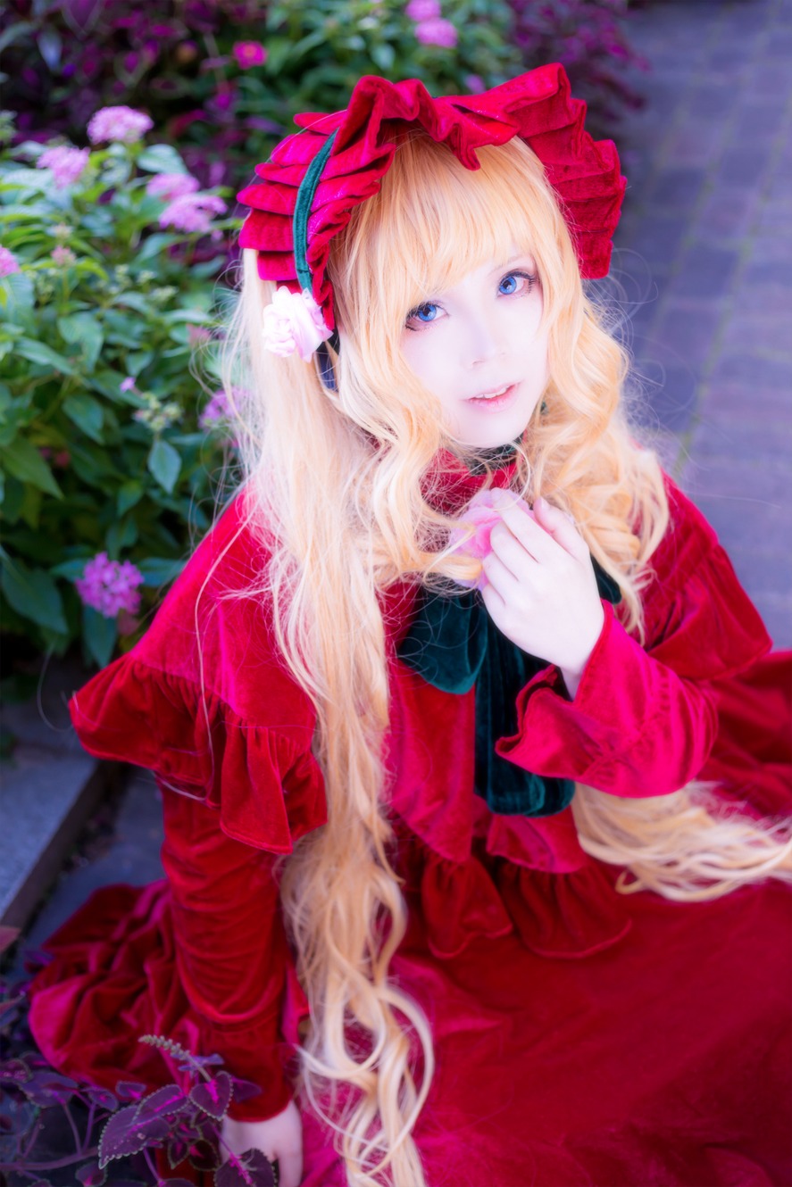 1girl bangs blonde_hair blue_eyes blurry blurry_background bonnet bow depth_of_field dress flower lips long_hair long_sleeves rain red_dress rose shinku solo