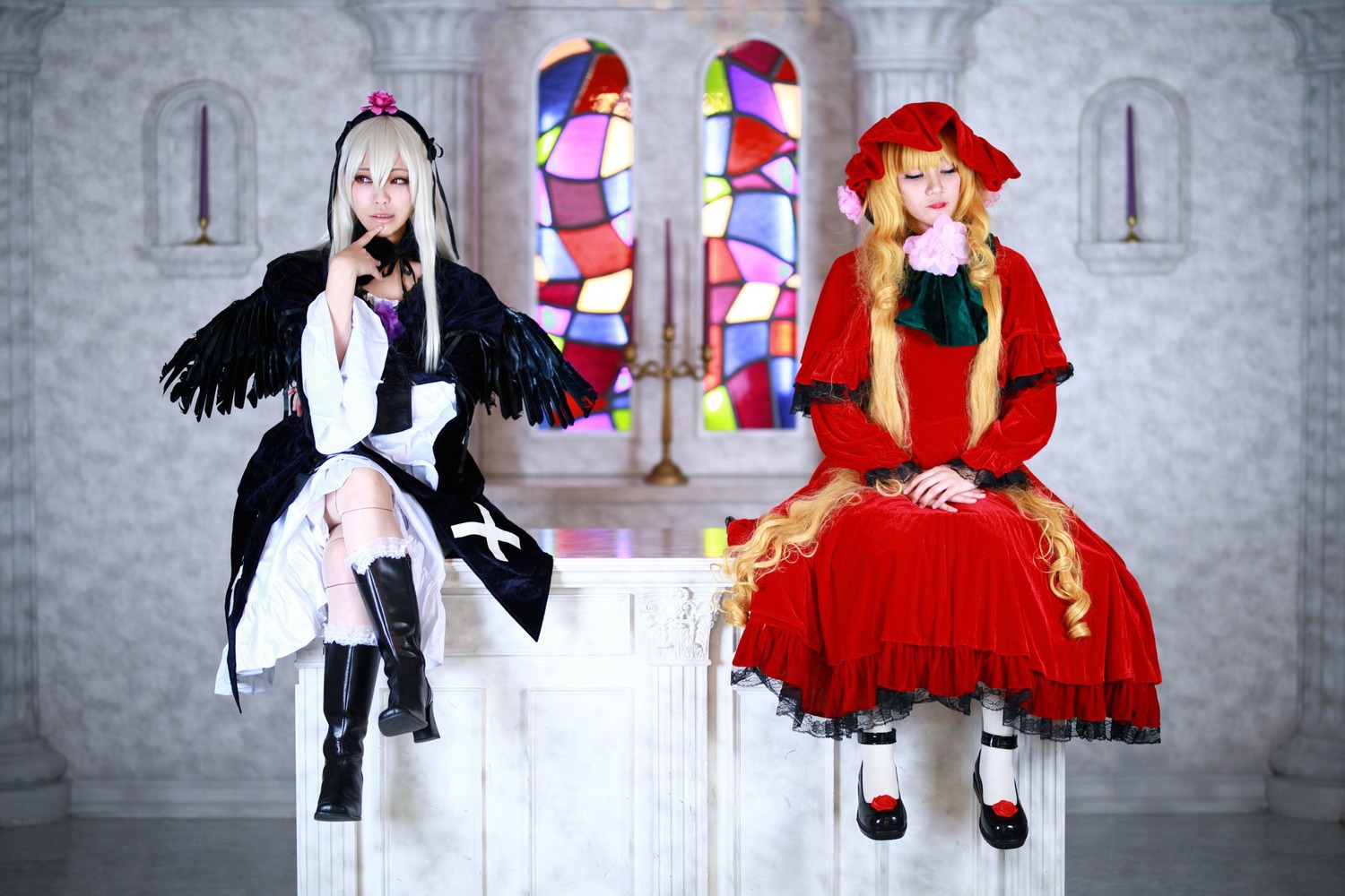 2girls black_wings blonde_hair boots doll_joints dress hat joints long_hair multiple_cosplay multiple_girls silver_hair sitting suigintou tagme wings