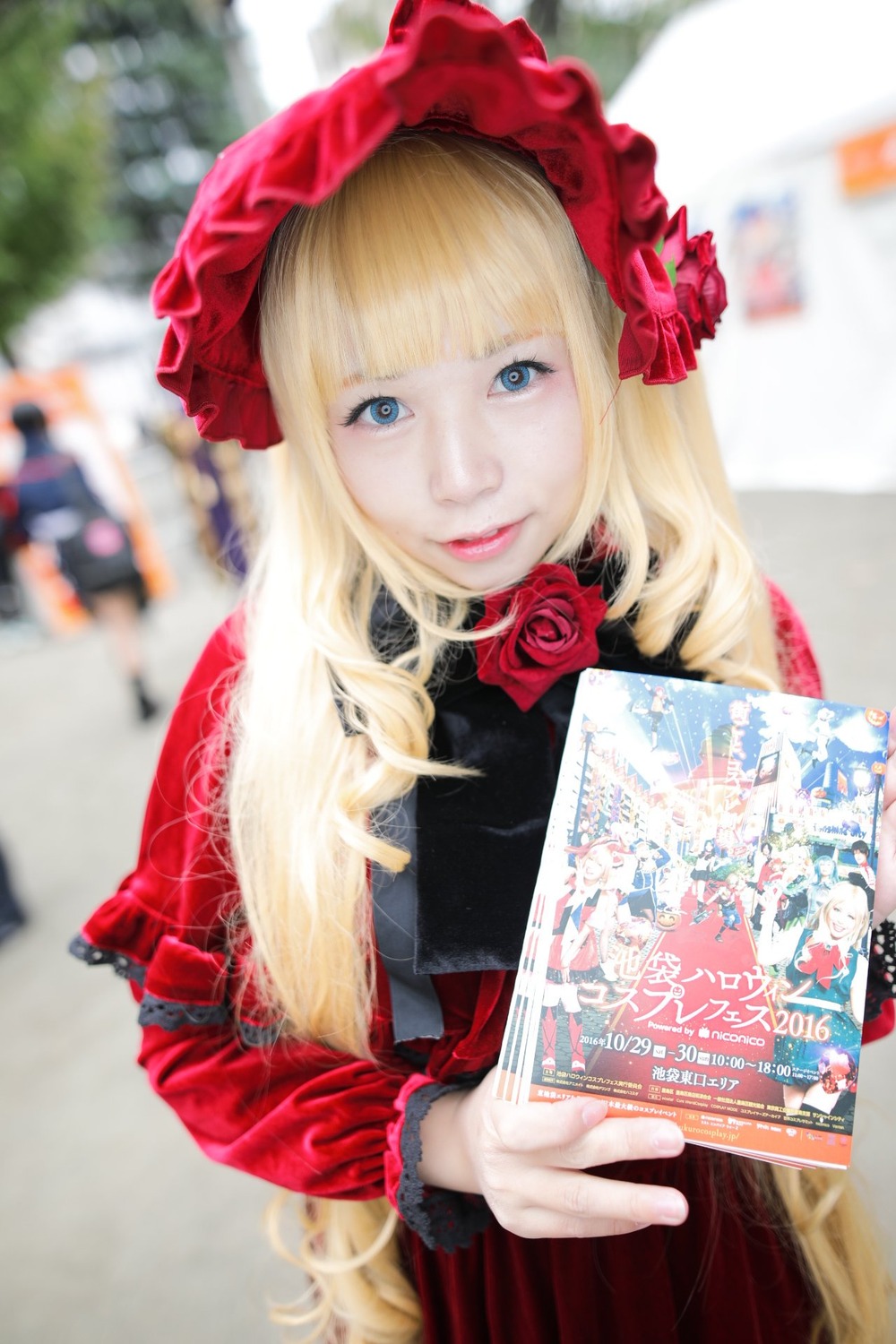 1girl blonde_hair blue_eyes blurry blurry_background blurry_foreground depth_of_field flower lips long_hair looking_at_viewer photo pink_rose realistic red_flower red_rose rose shinku solo solo_focus