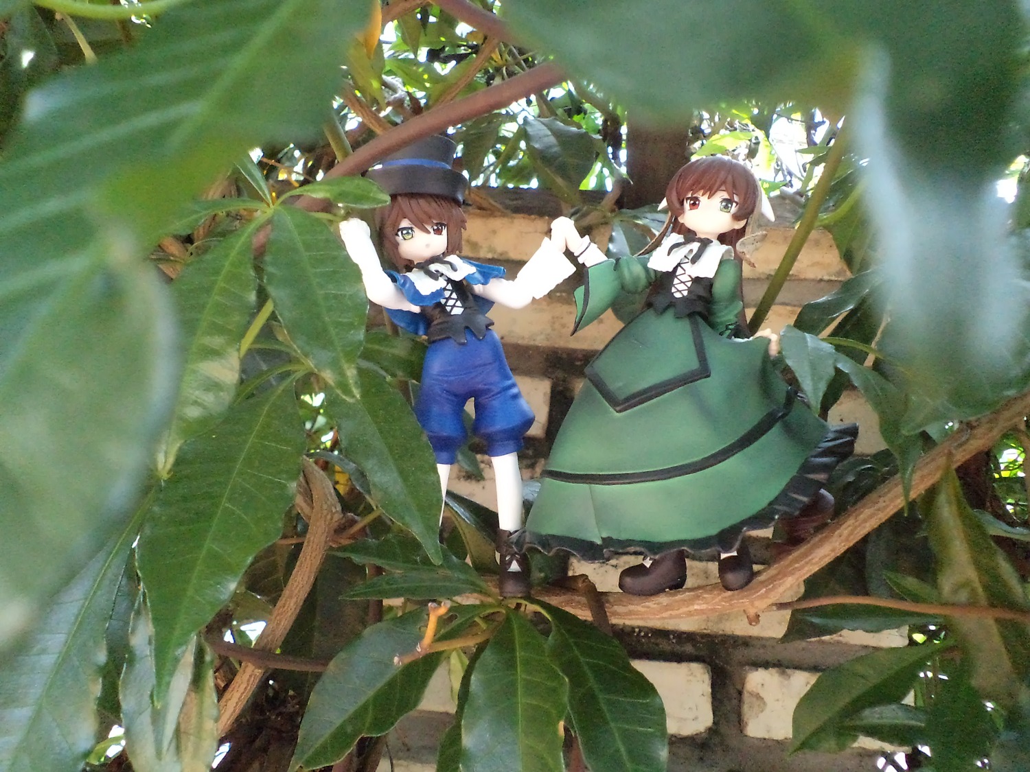 brown_hair doll dress green_eyes hat heterochromia multiple_dolls pants pantyhose short_hair souseiseki tagme tree twins