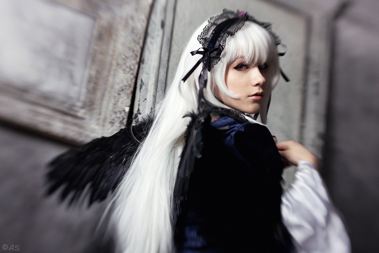 1girl blurry blurry_background closed_mouth depth_of_field hairband lips lolita_hairband long_hair long_sleeves looking_at_viewer looking_back ribbon silver_hair solo suigintou very_long_hair wings