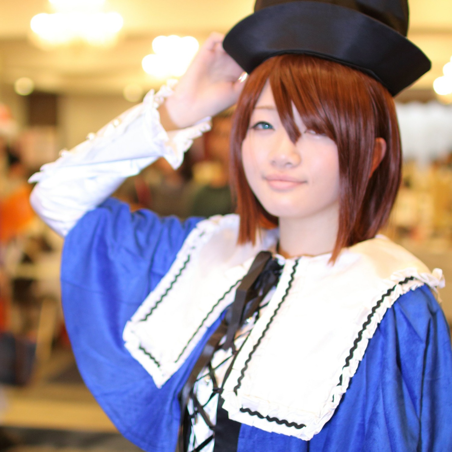 1girl 3d black_headwear blue_dress blue_eyes blurry blurry_background blurry_foreground brown_hair depth_of_field dress hair_over_one_eye hat long_sleeves photo short_hair smile solo souseiseki upper_body