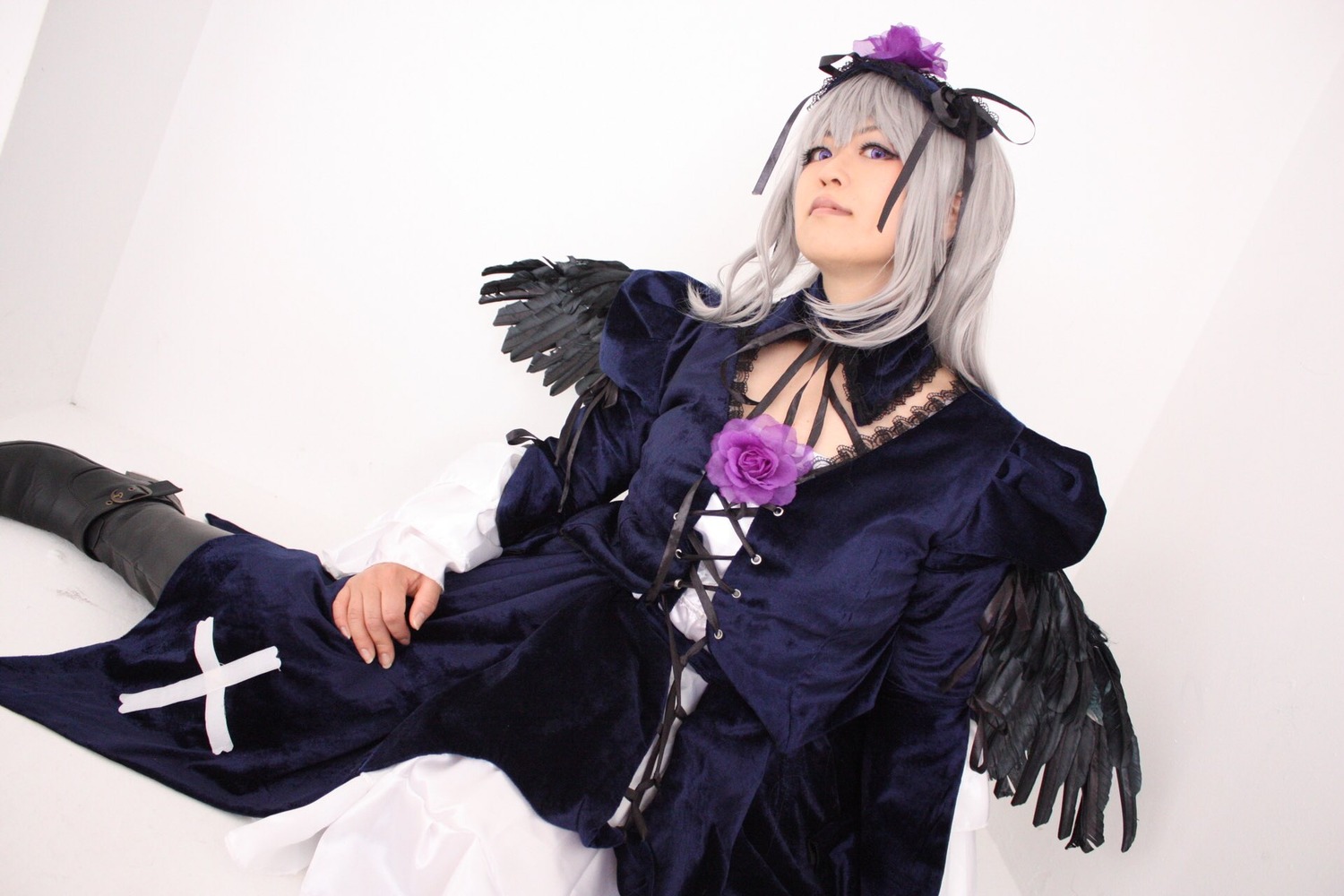 1girl black_wings feathers flower gothic_lolita long_hair purple_eyes rose silver_hair solo suigintou wings