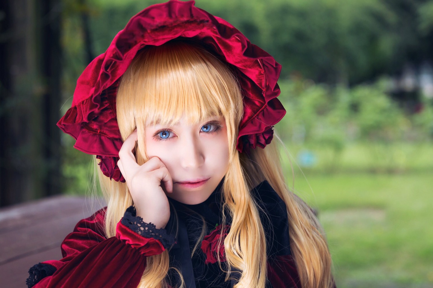 1girl bangs blonde_hair blue_eyes blurry blurry_background bonnet closed_mouth depth_of_field dress flower lips long_hair long_sleeves looking_at_viewer outdoors shinku smile solo upper_body