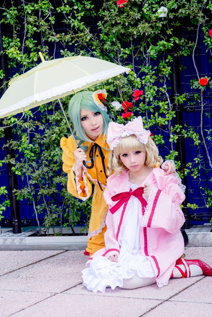 2girls blonde_hair blue_eyes bonnet dress flower frills holding_umbrella leaf looking_at_viewer multiple_cosplay multiple_girls parasol rain red_umbrella ribbon shared_umbrella shoes short_hair sitting smile tagme transparent_umbrella umbrella