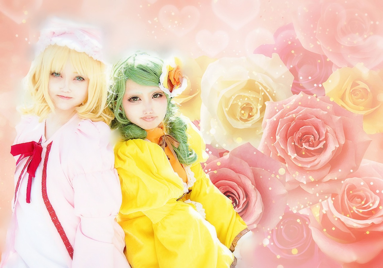 2girls blonde_hair blue_eyes flower green_eyes green_hair hat japanese_clothes kimono lips multiple_cosplay multiple_girls pink_flower pink_rose purple_rose red_flower red_rose ribbon rose short_hair tagme white_rose yellow_flower yellow_rose