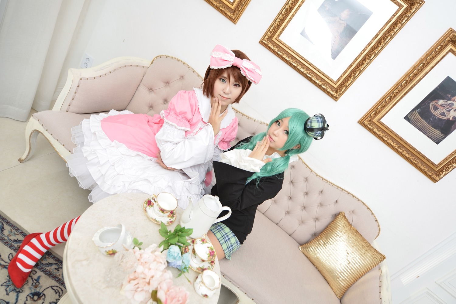 2girls brown_hair cake couch cup dress flower food green_hair hat multiple_cosplay multiple_girls pantyhose short_hair sitting striped striped_legwear table tagme tea teacup teapot top_hat
