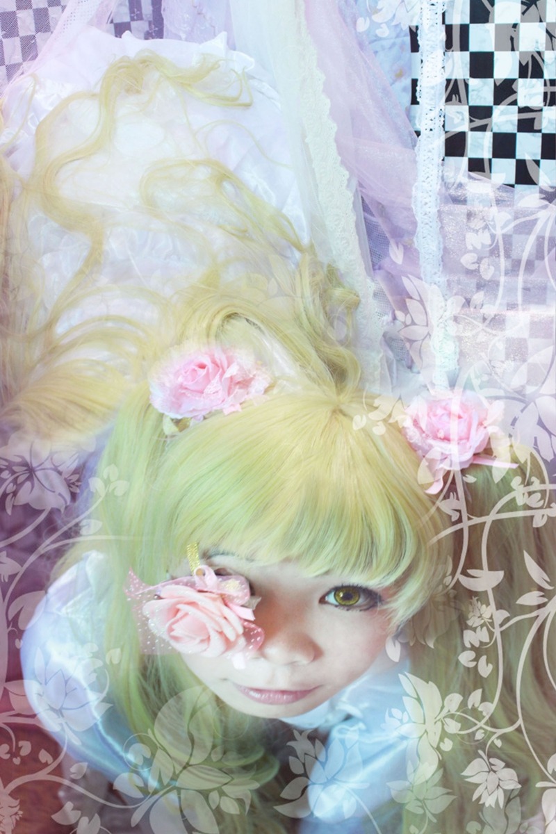 1girl argyle blonde_hair checkered checkered_background checkered_floor face flower hair_ornament kirakishou smile solo