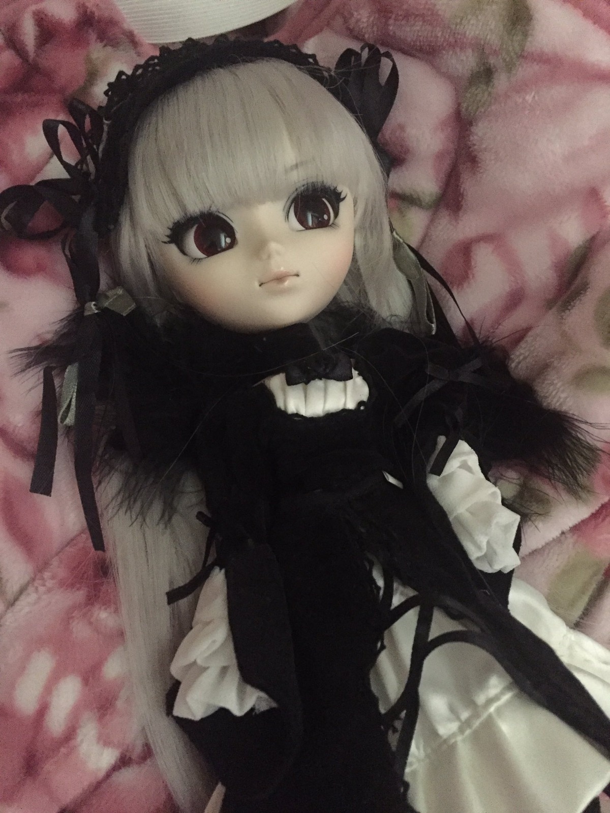 1girl doll dress frilled_sleeves frills gothic_lolita lolita_fashion long_hair long_sleeves looking_at_viewer lying solo suigintou