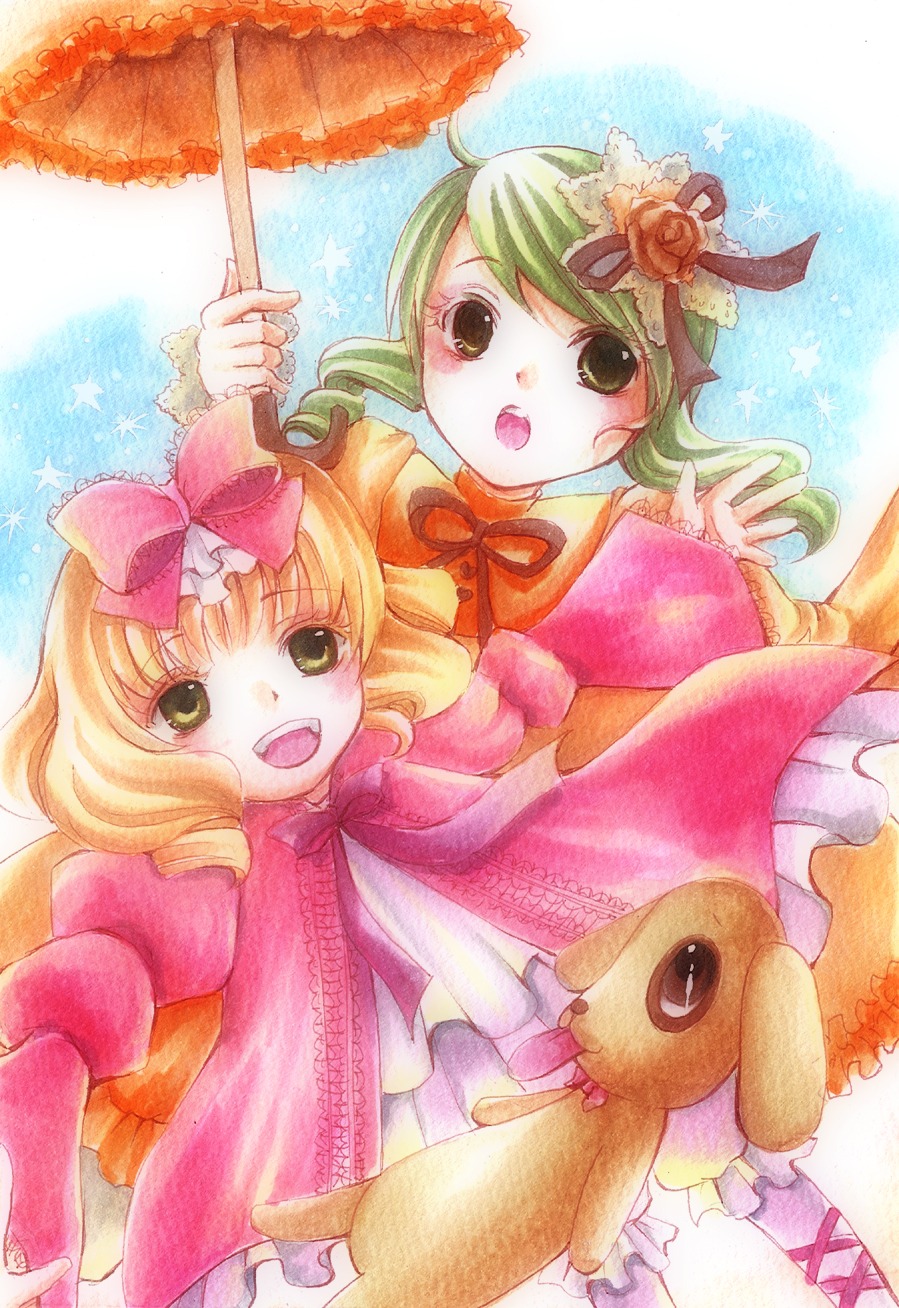 2girls blonde_hair bow dress drill_hair green_eyes green_hair hair_ornament hat hina_ichigo hinaichigo holding_umbrella image kanaria long_hair multiple_girls open_mouth pair parasol pink_bow shared_umbrella short_hair smile stuffed_animal teddy_bear traditional_media umbrella yellow_eyes