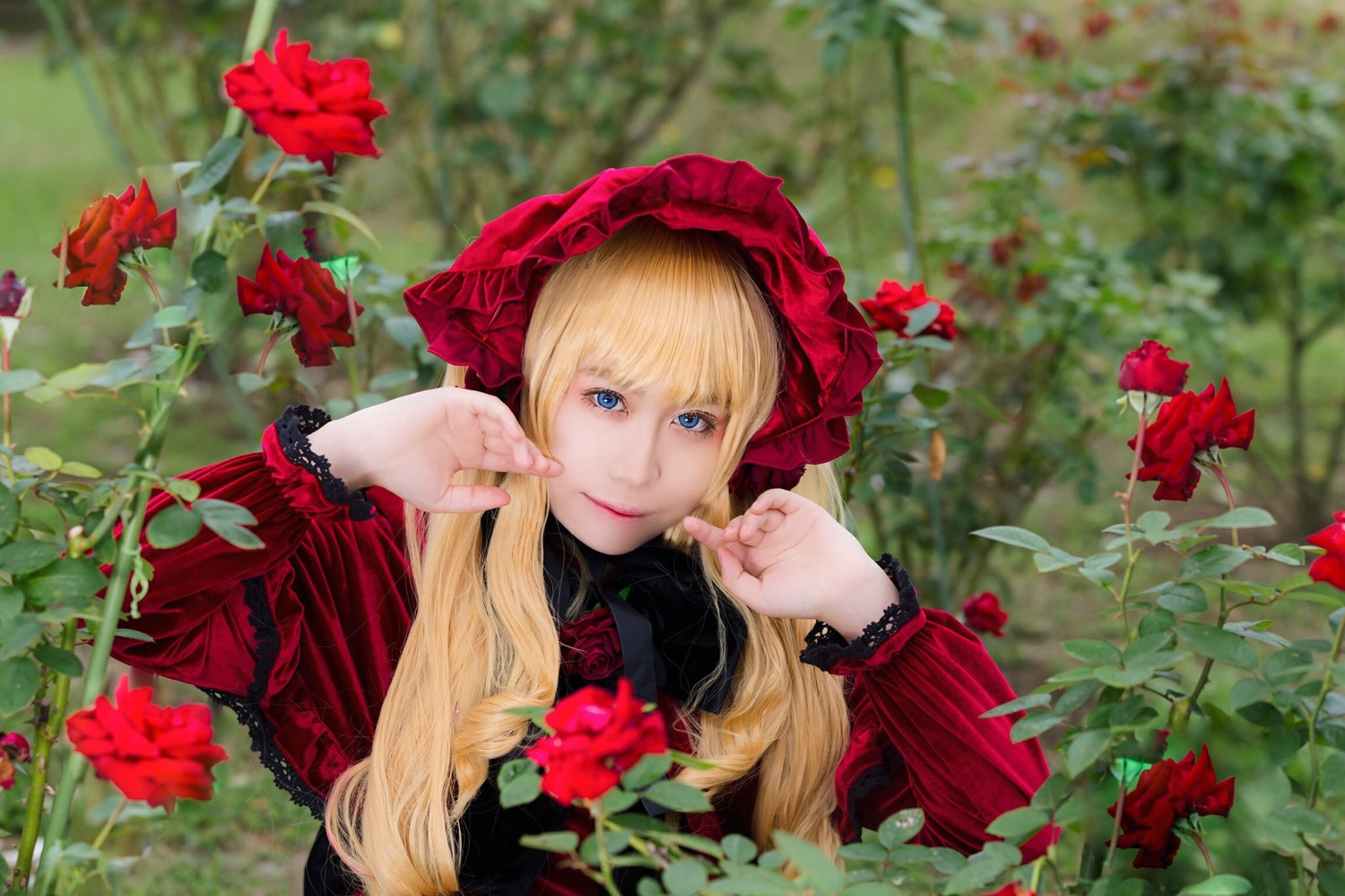 1girl bangs blonde_hair blue_eyes blurry bonnet depth_of_field dress flower lips long_hair long_sleeves looking_at_viewer red_dress red_flower red_rose rose shinku smile solo upper_body