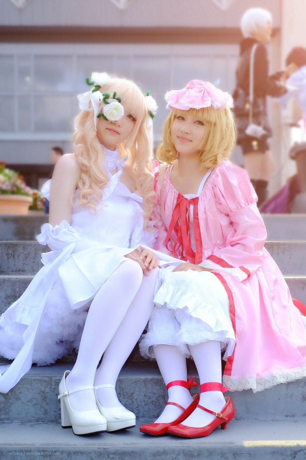 2girls blonde_hair blurry blurry_background blurry_foreground depth_of_field dress flower hair_ornament indoors lips long_hair multiple_cosplay multiple_girls photo shoes short_hair sitting tagme white_dress yellow_eyes