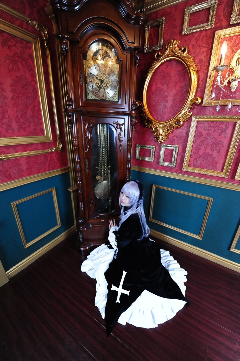 1girl cross dress frills gothic_lolita indoors lolita_fashion long_hair long_sleeves solo suigintou