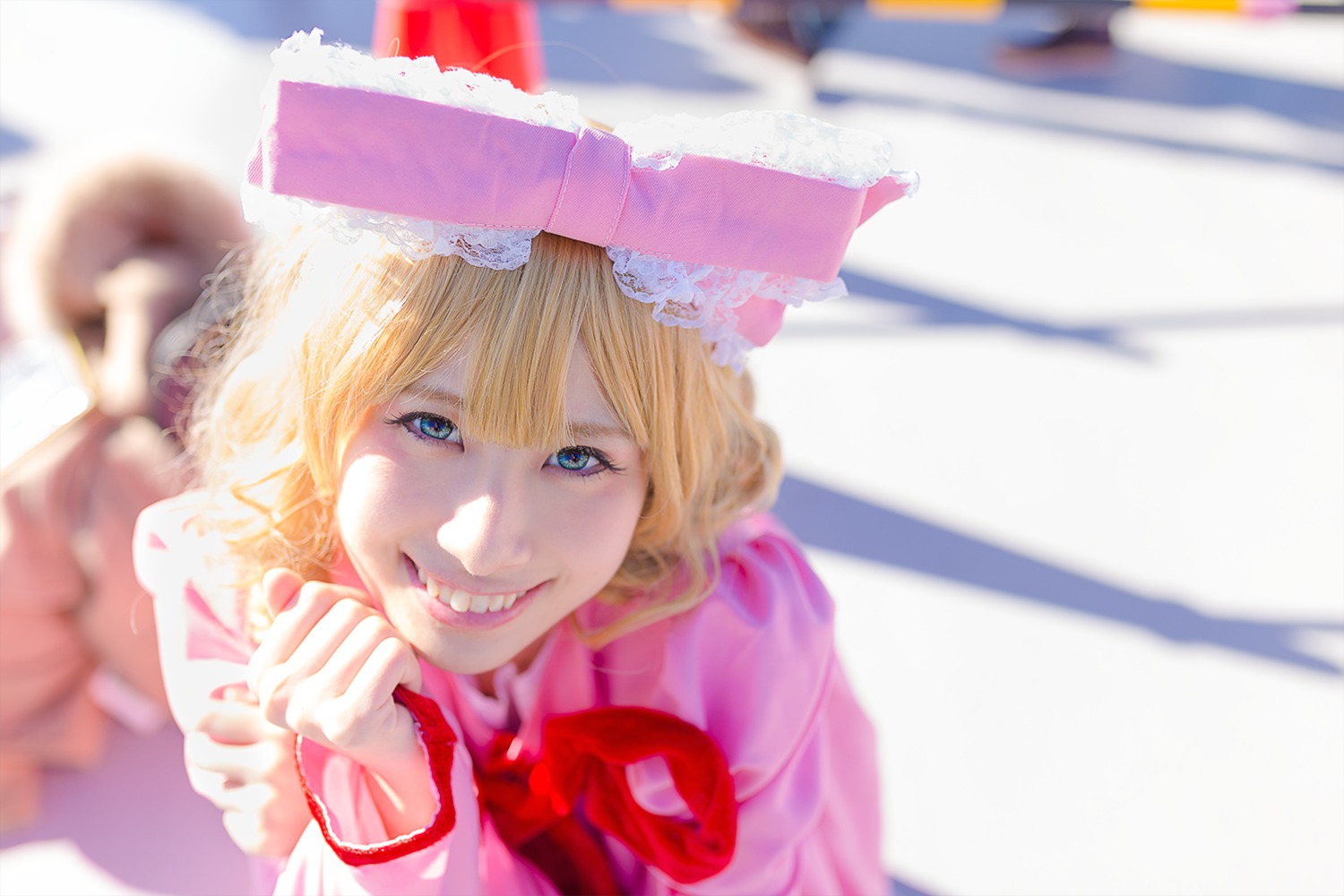 1girl blonde_hair blue_eyes blurry blurry_background blurry_foreground bow depth_of_field dress frills hat hinaichigo looking_at_viewer motion_blur ribbon smile solo teeth