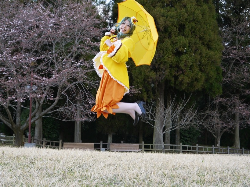 1girl holding holding_umbrella japanese_clothes kanaria kimono parasol rain smile solo tree umbrella wide_sleeves