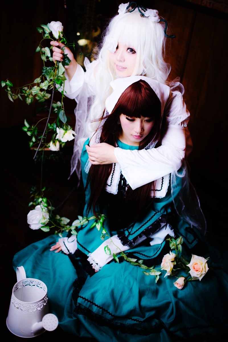 2girls black_hair flower lips long_hair multiple_cosplay multiple_girls plant rose sitting tagme white_flower white_hair white_rose