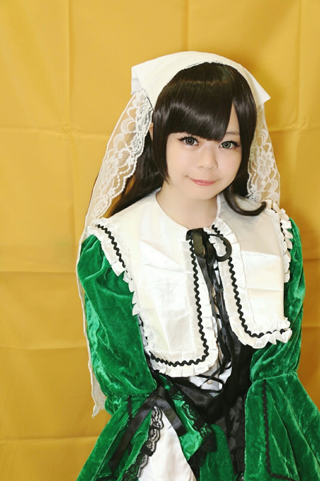 1girl bangs black_eyes black_hair closed_mouth dress frills green_dress lace lips looking_at_viewer smile solo suiseiseki veil