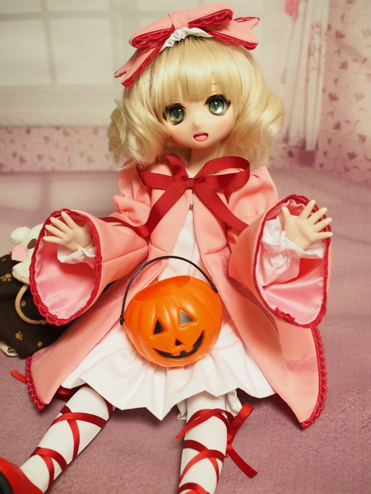 1girl blonde_hair bow doll dress green_eyes halloween hina_ichigo hinaichigo jack-o'-lantern looking_at_viewer open_mouth pantyhose pumpkin ribbon short_hair smile solo white_legwear