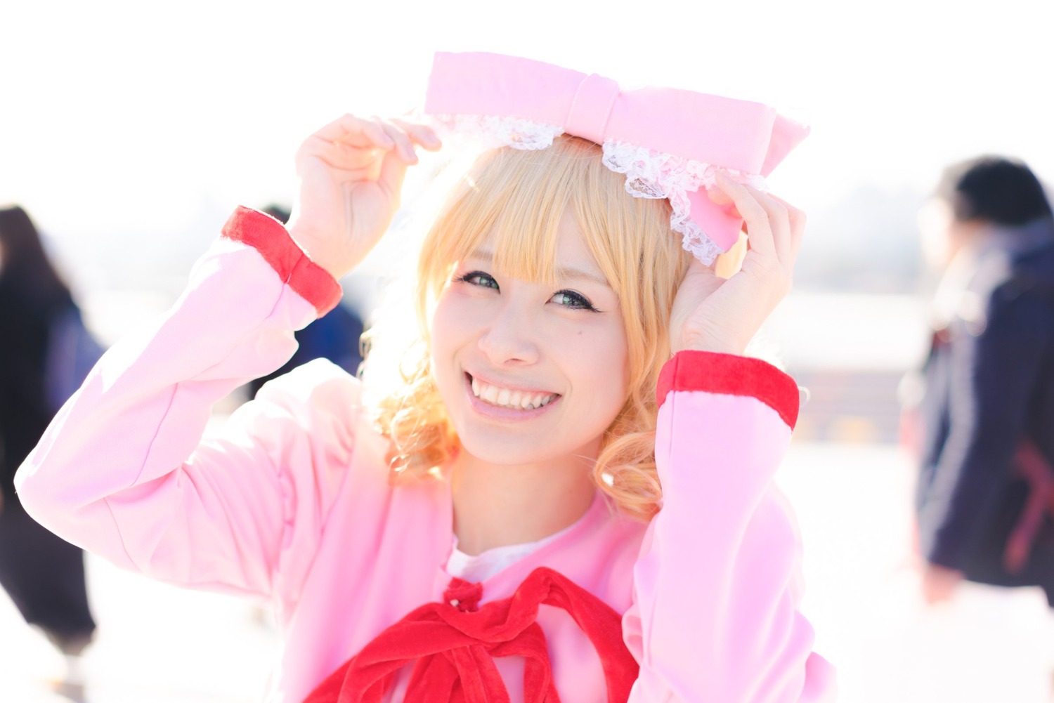 1boy blonde_hair blurry blurry_background blurry_foreground bow depth_of_field grin hinaichigo smile solo striped teeth