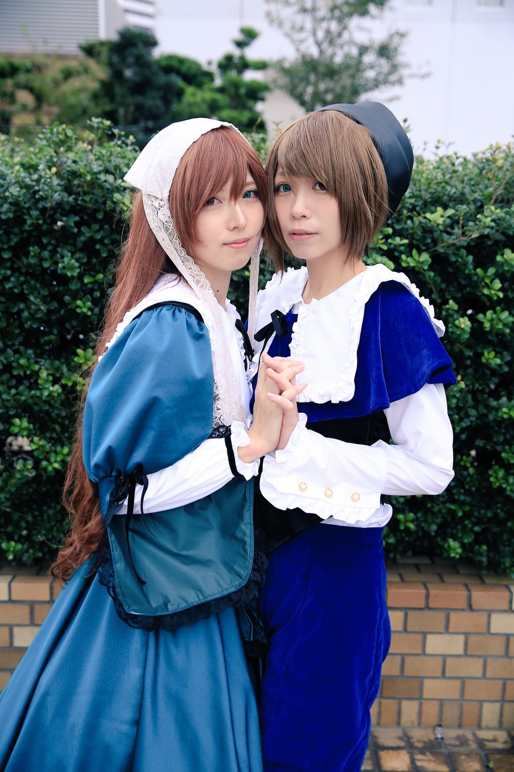 2girls blue_dress blue_eyes blurry brown_hair depth_of_field dress hat holding_hands lips long_hair long_sleeves looking_at_viewer multiple_cosplay multiple_girls outdoors short_hair siblings sisters smile suiseiseki tagme