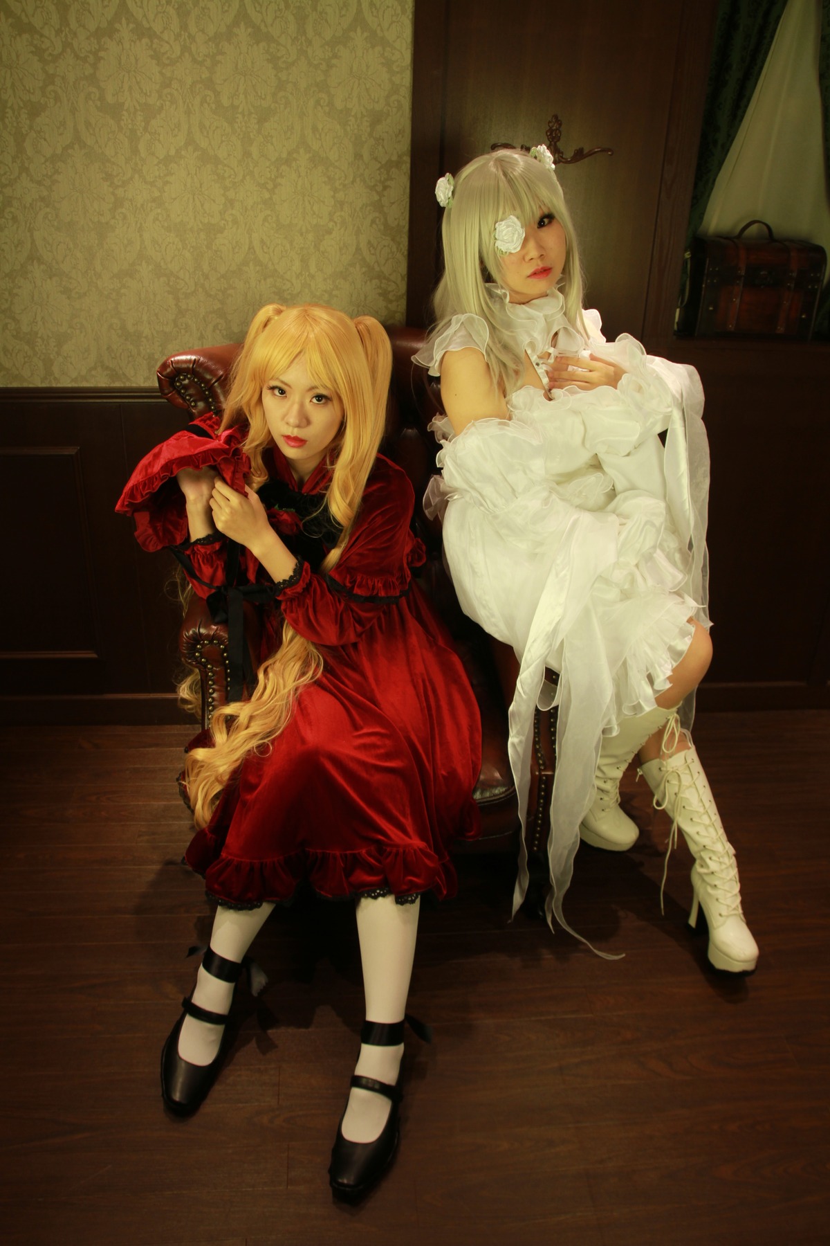 2girls 3d blonde_hair chair cleavage dress hair_ornament lips long_hair multiple_cosplay multiple_girls realistic red_dress sitting tagme white_dress