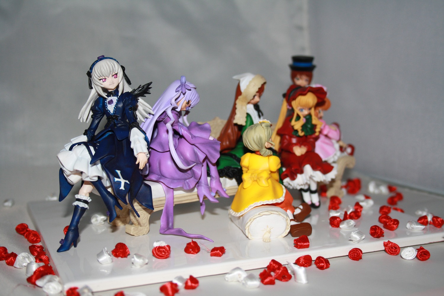 4girls blonde_hair blurry boots depth_of_field doll dress flower hat long_hair long_sleeves multiple_dolls multiple_girls red_flower red_rose rose shinku short_hair siblings souseiseki suigintou tagme